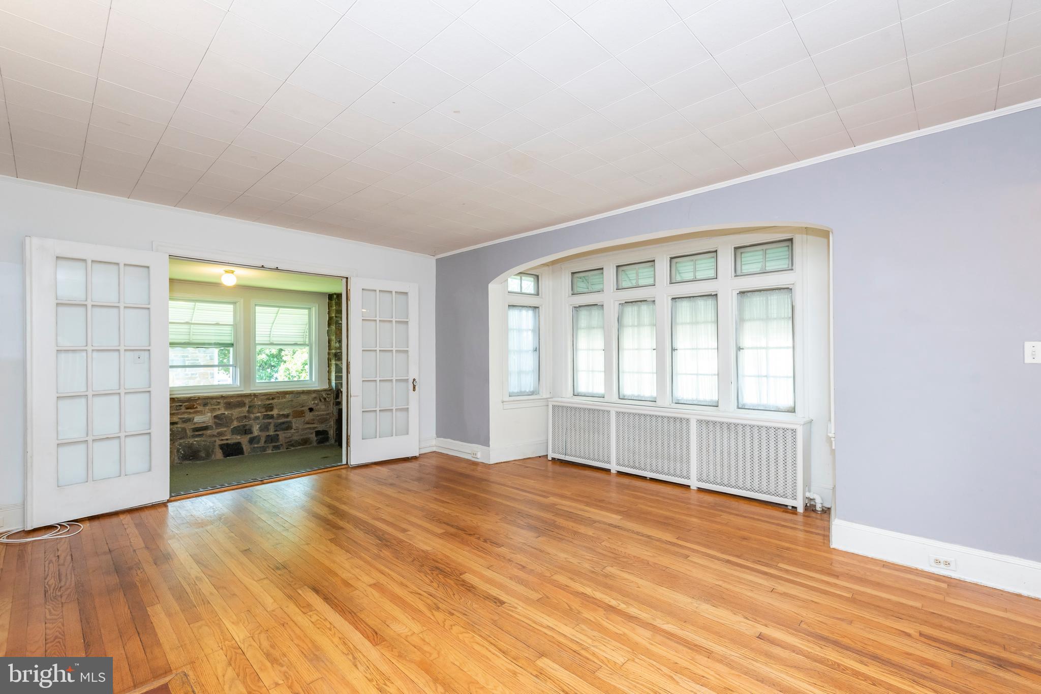 811 Dorchester Road Baltimore, MD 21229 - Photo 6 of 45 an empty room with wooden floor and windows