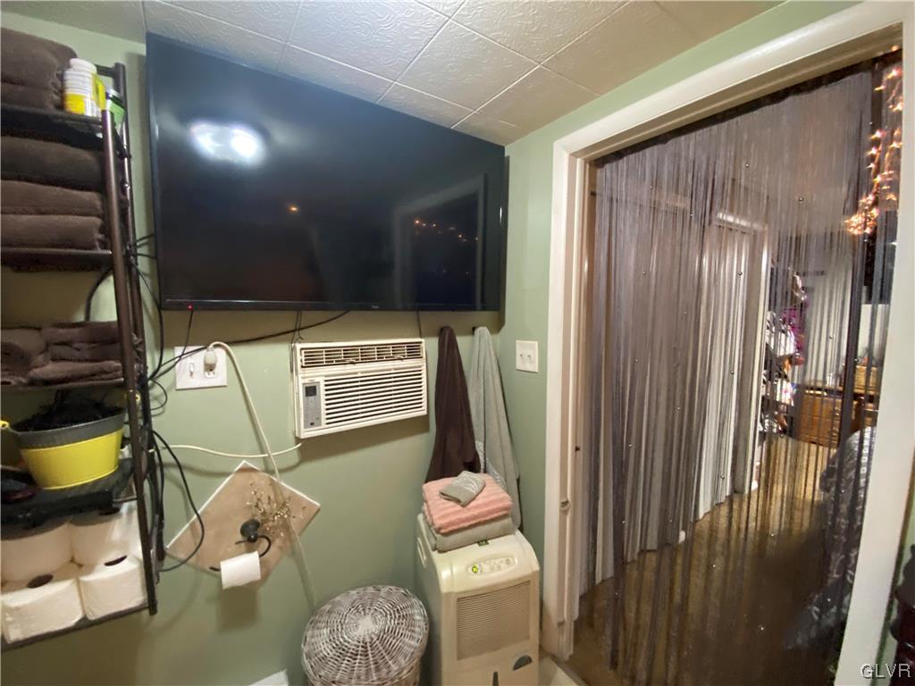 118 East Ruddle Street Coaldale, PA 18218 - Photo 26 of 42 a bathroom with a sink a toilet and shower