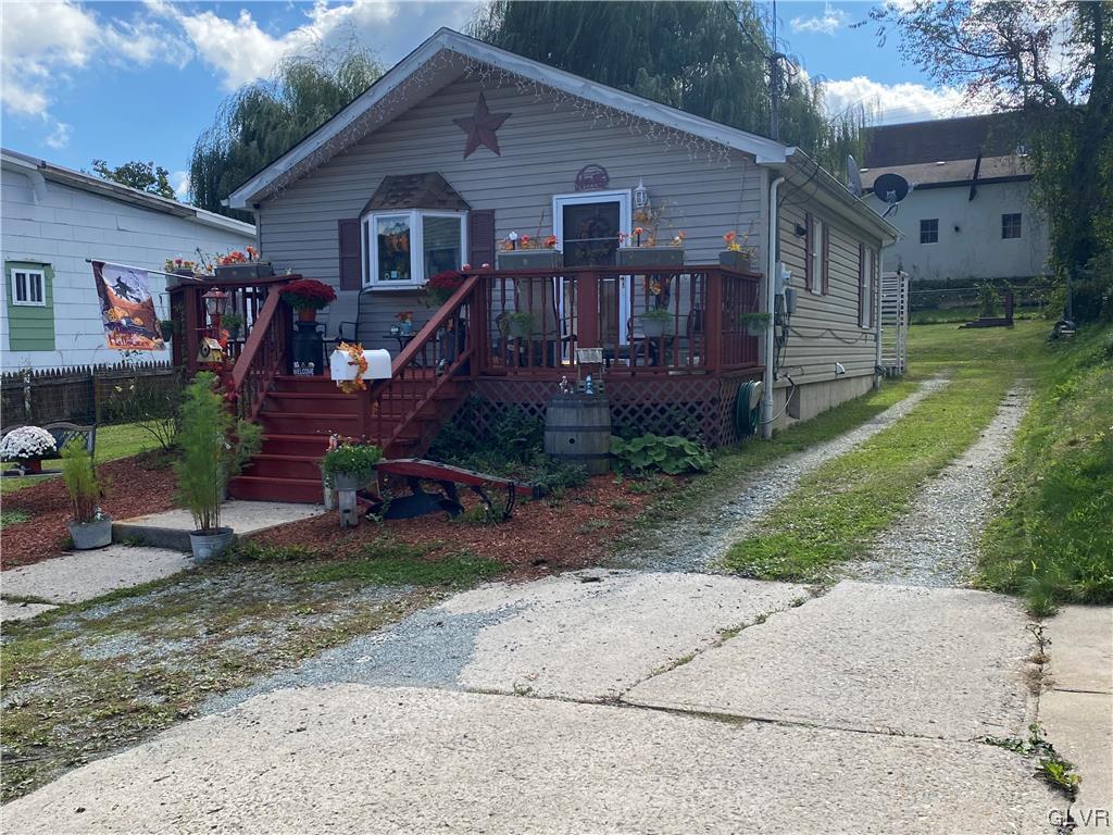 118 East Ruddle Street Coaldale, PA 18218 - Photo 3 of 42 a front view of a house with garden