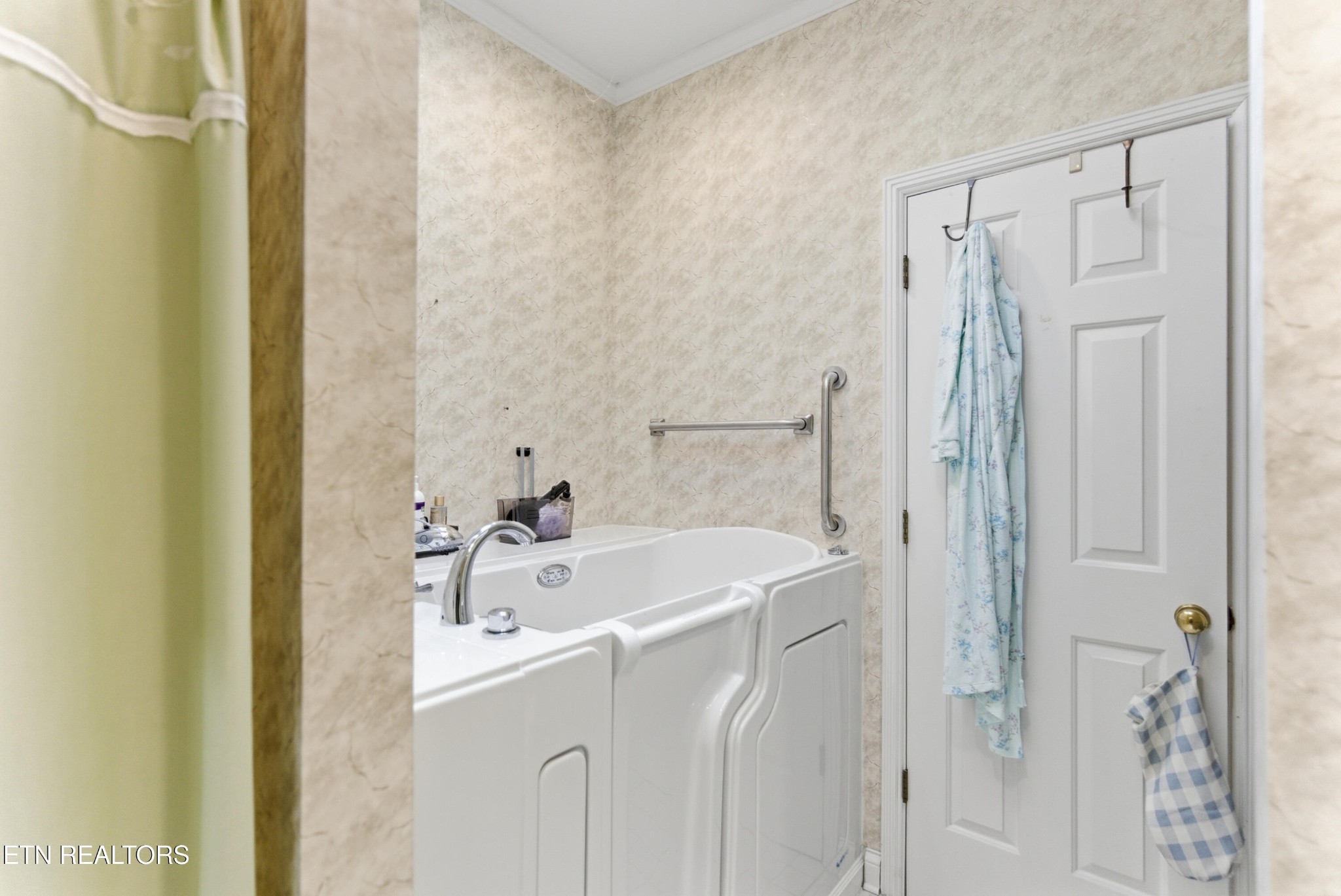 92 North Claymore Lane Oak Ridge, TN 37830 - Photo 14 of 32 a bathroom with a bathtub and a shower