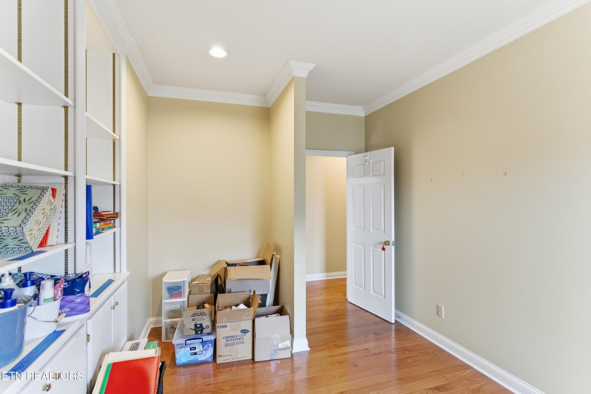 92 North Claymore Lane Oak Ridge, TN 37830 - Photo 17 of 32 an entryway and livingroom with furniture