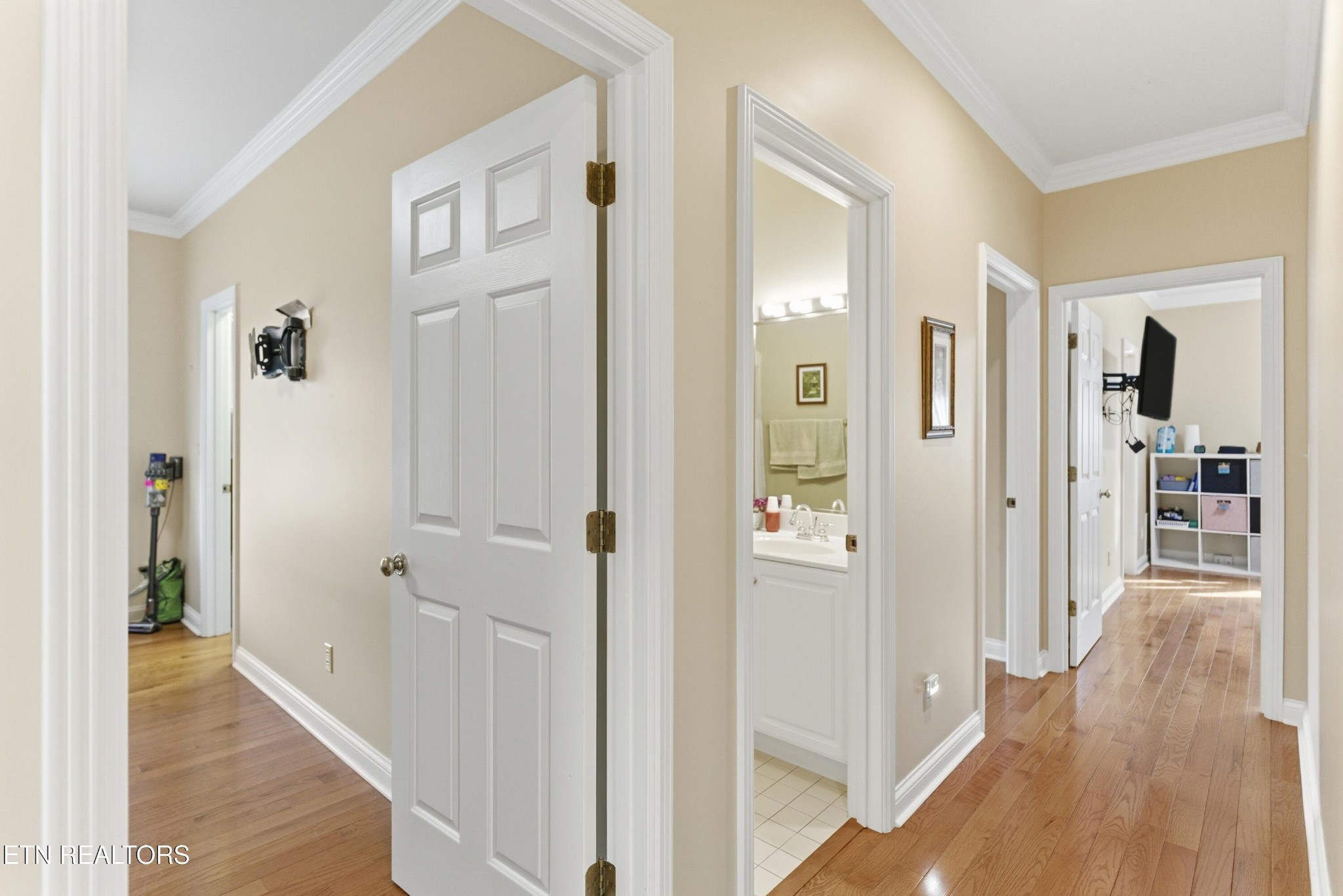 92 North Claymore Lane Oak Ridge, TN 37830 - Photo 20 of 32 a view of a hallway with wooden floor and closet area