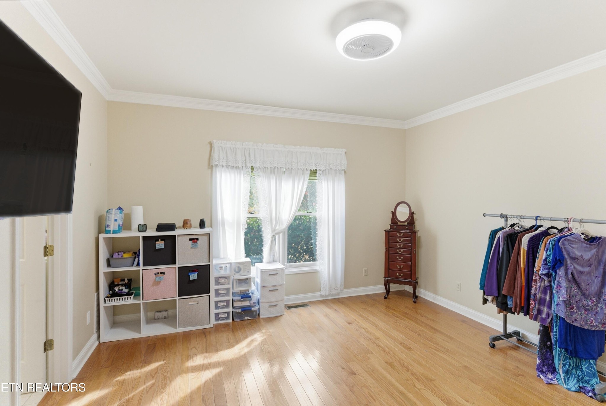 92 North Claymore Lane Oak Ridge, TN 37830 - Photo 21 of 32 a view of a livingroom with furniture and windows