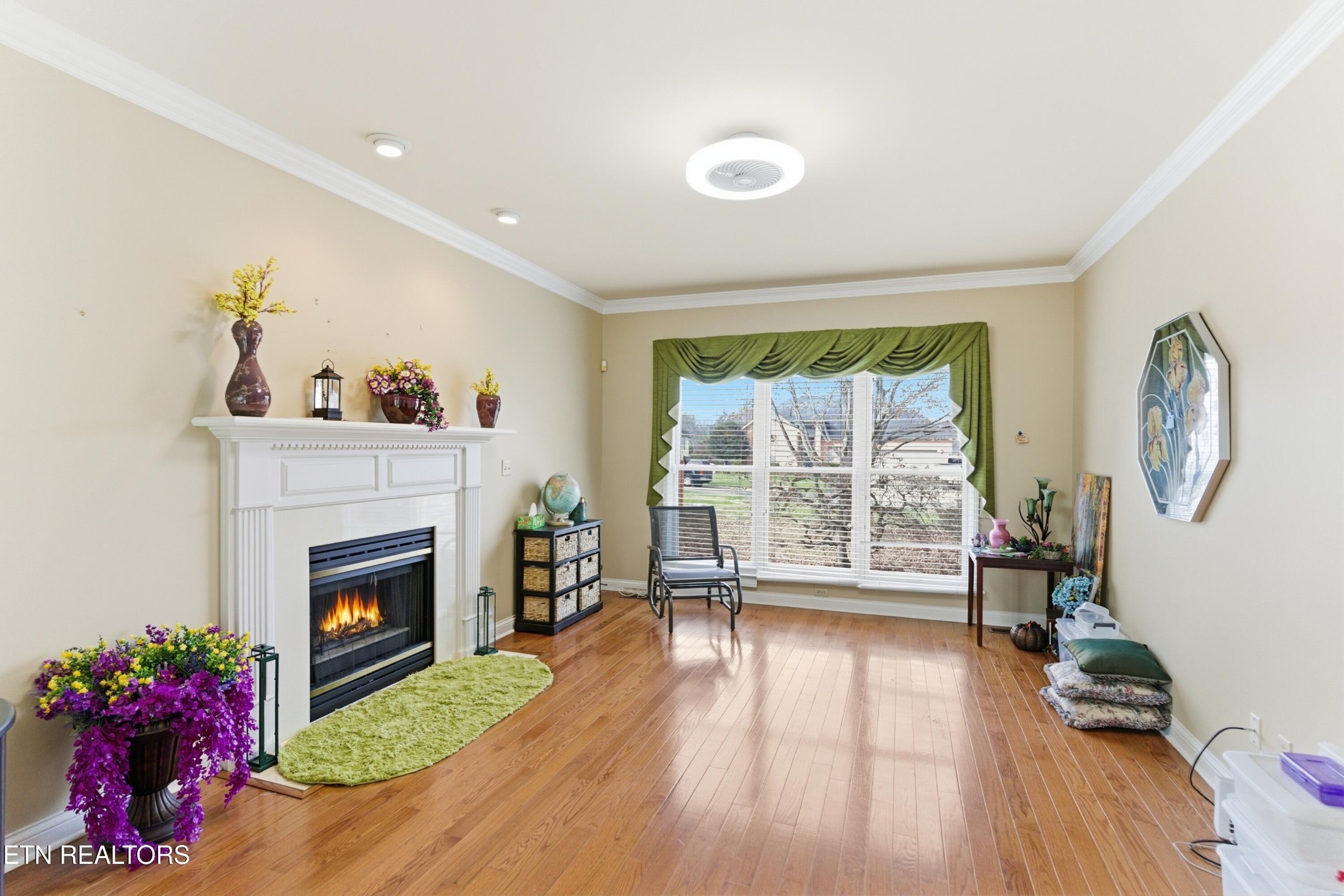 92 North Claymore Lane Oak Ridge, TN 37830 - Photo 5 of 32 a living room with furniture and a fireplace