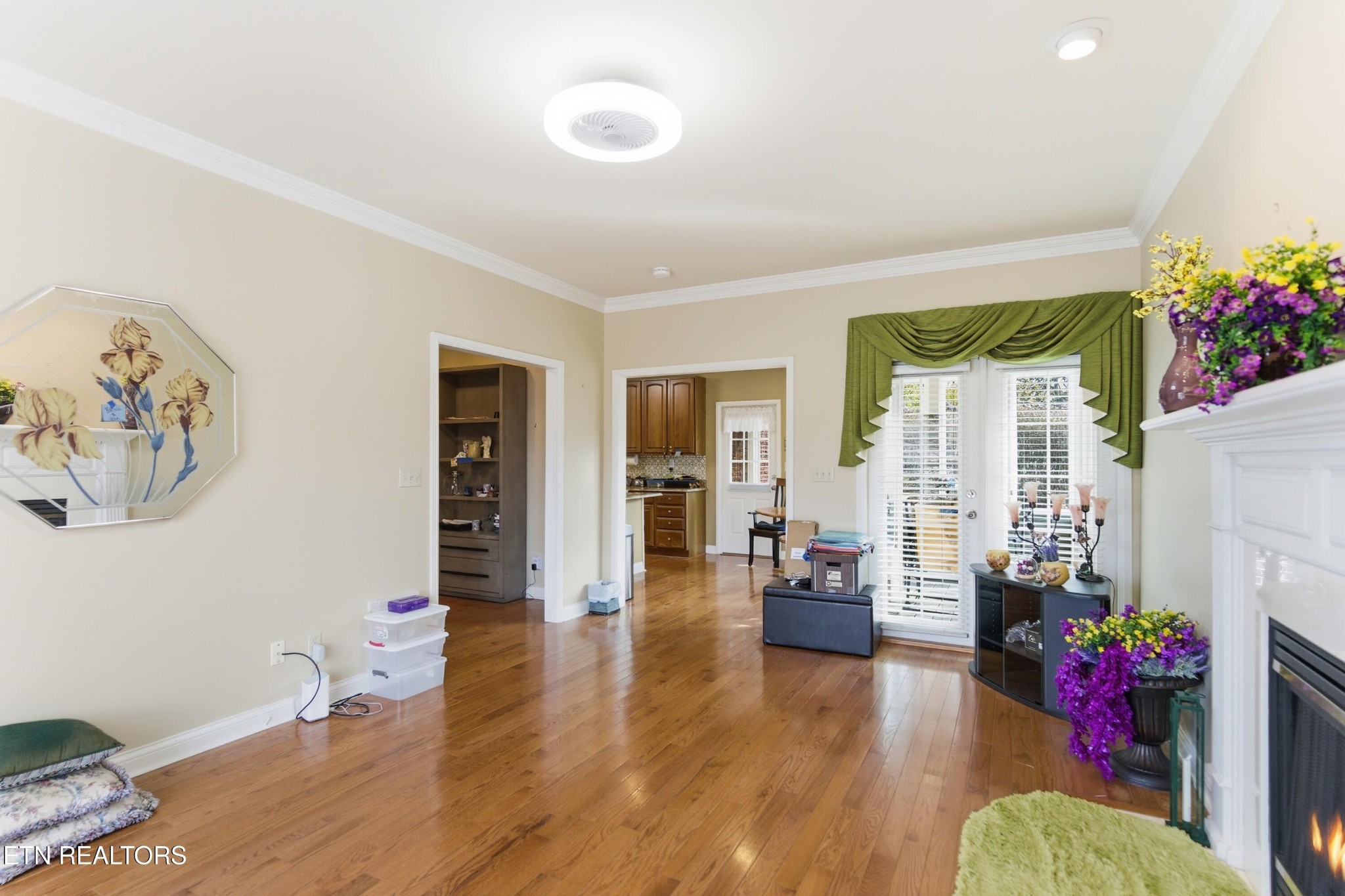 92 North Claymore Lane Oak Ridge, TN 37830 - Photo 7 of 32 a living room with furniture and flowers