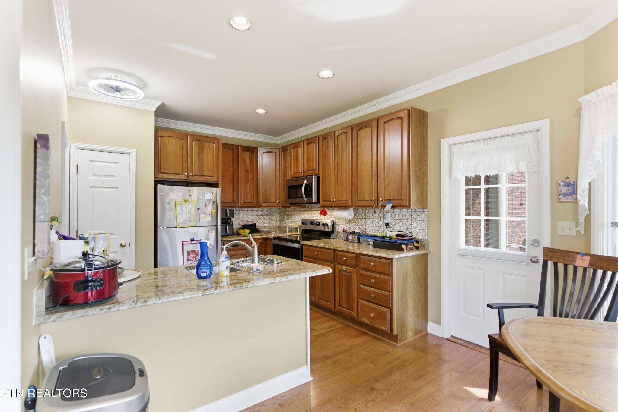 92 North Claymore Lane Oak Ridge, TN 37830 - Photo 10 of 32 a kitchen that has a lot of cabinets a sink and appliances in it