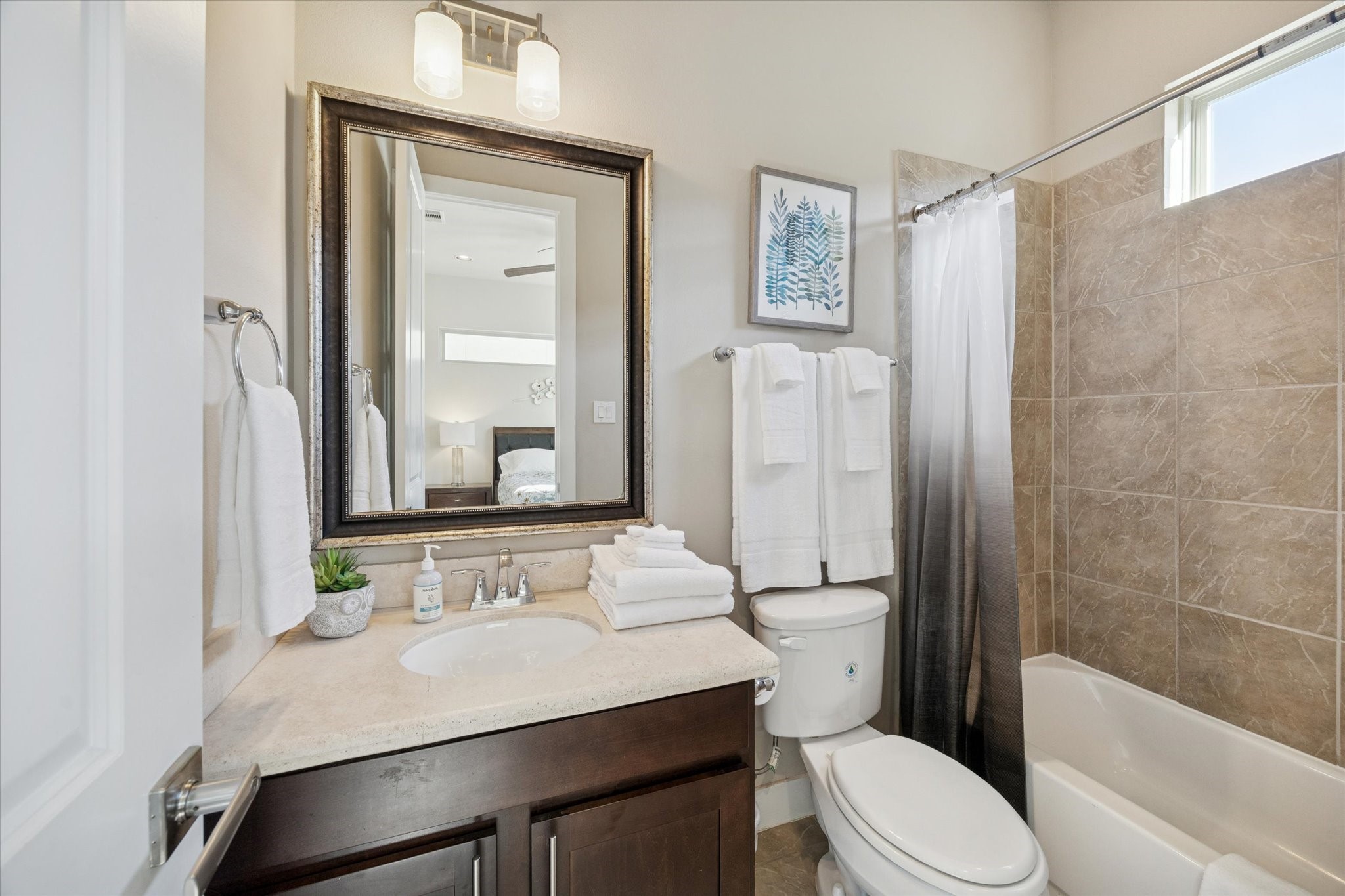 4417 Eli Street Houston, TX 77007 - Photo 14 of 24 3rd floor shower/tub combo.