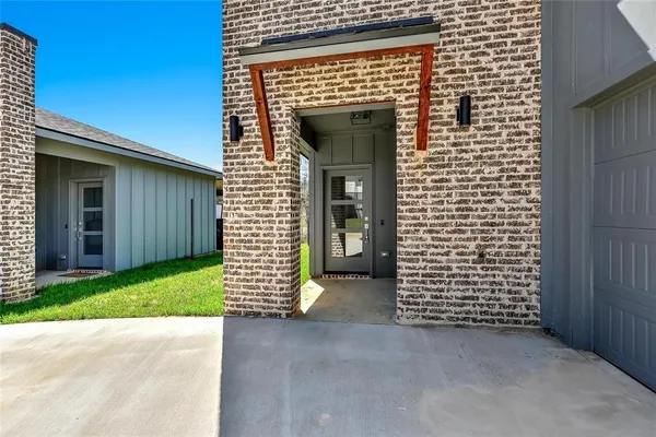 a view of entryway with a yard