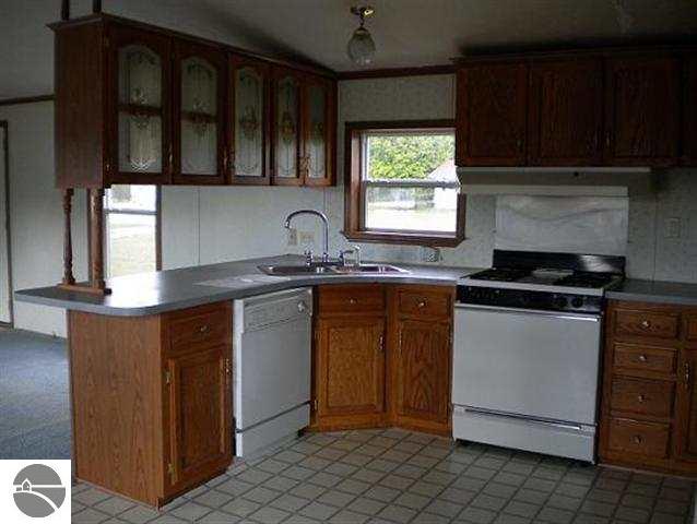 2534 Sawyer Road Traverse City, MI 49685 - Photo 9 of 21 1740113-8.JPG