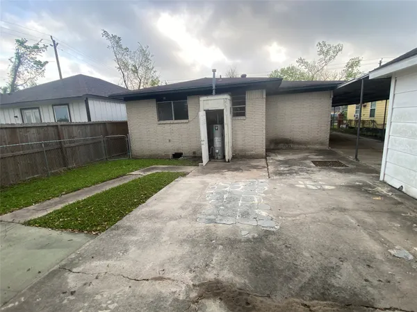 a view of a house with a backyard
