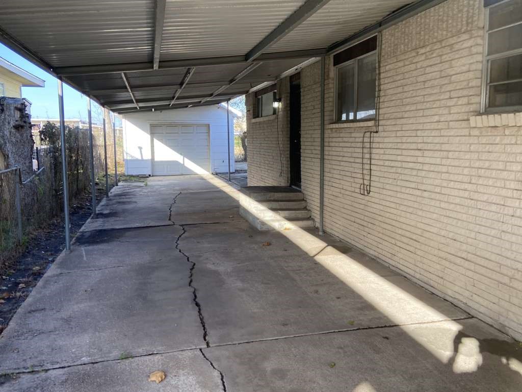 2627 Stevens Street Houston, TX 77026 - Photo 2 of 18 a view of entryway