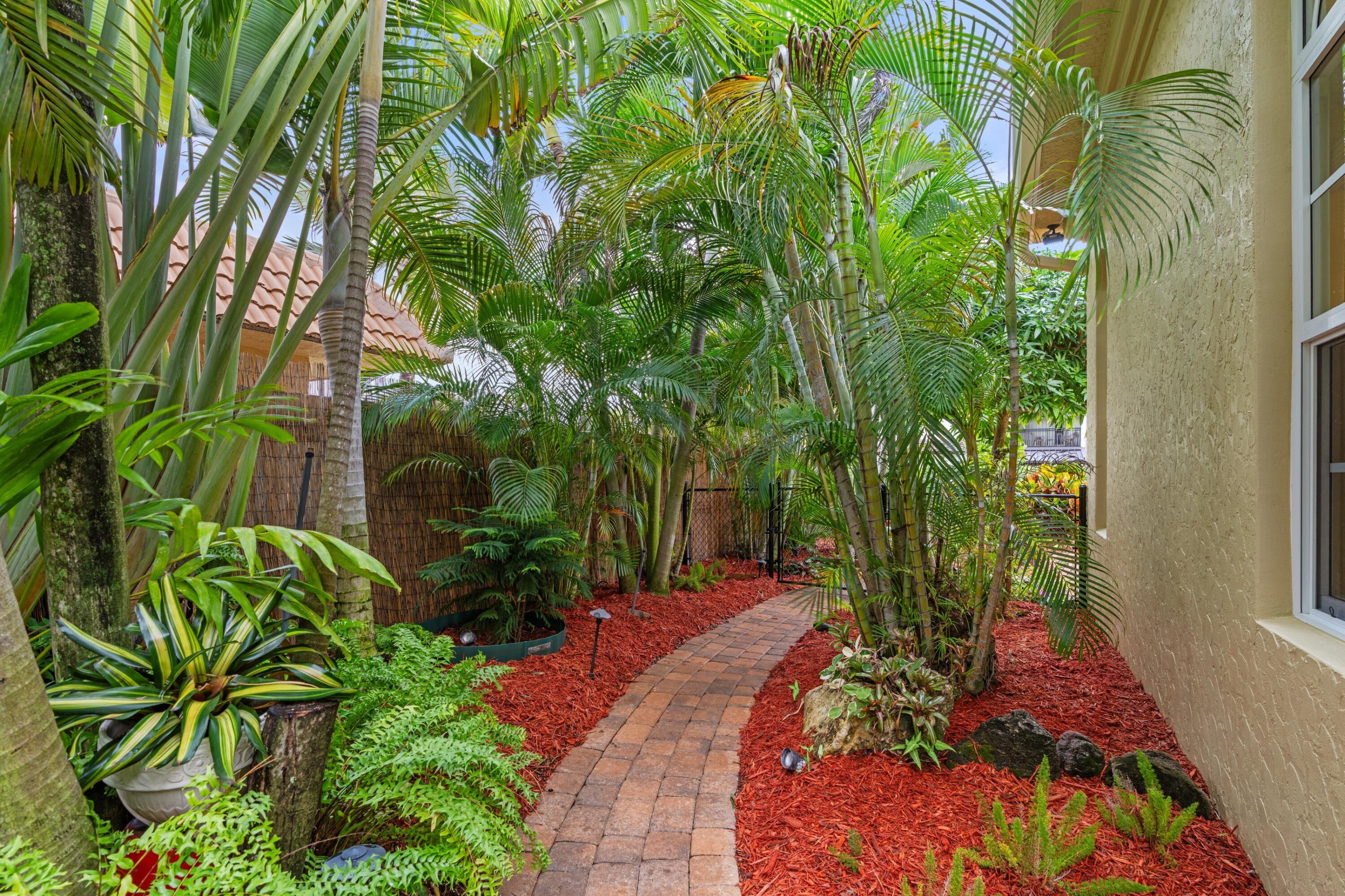 7348 East Country Club Boulevard Boca Raton, FL 33487 - Photo 23 of 50 Side Yard