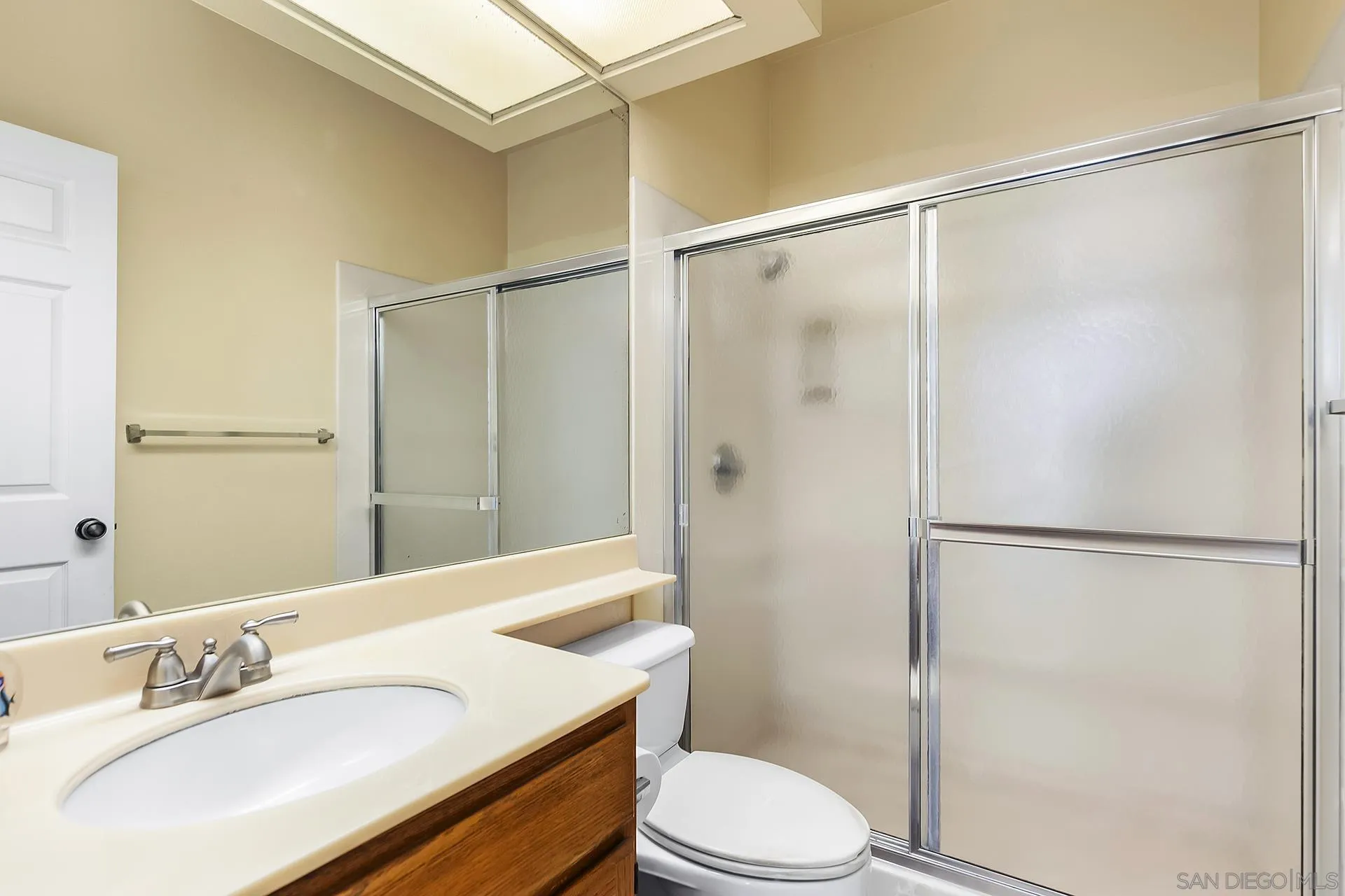 5875 Friars Road, Unit 4307 San Diego, CA 92110 - Photo 14 of 26 a bathroom with a sink toilet and shower