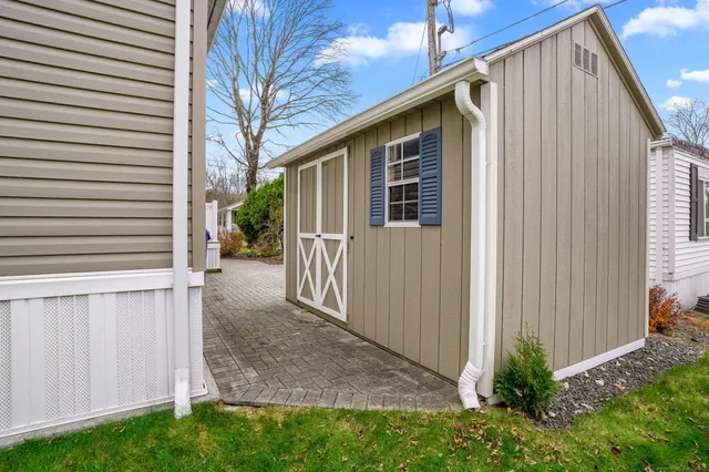a view of a house with backyard and garden