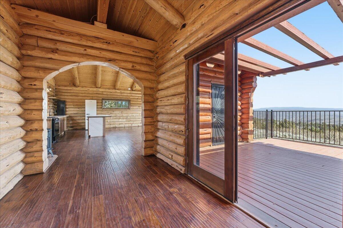 19554 Osprey Road Prineville, OR 97754 - Photo 6 of 42 front interior entrance