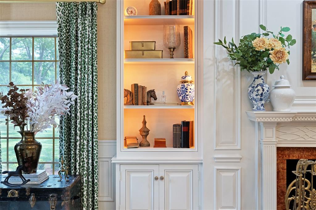 924 Kintner Drive Graham, TX 76450 - Photo 12 of 40 a vase of flowers sitting on a table