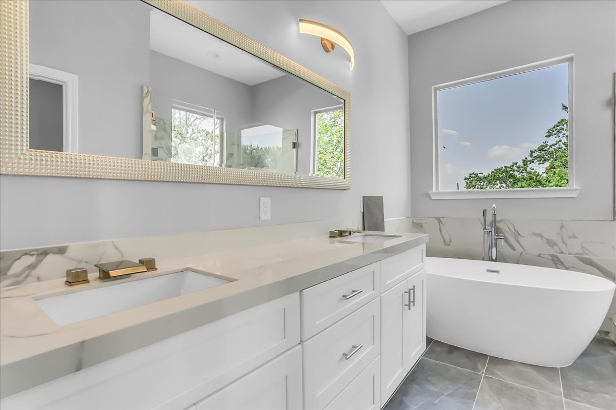 3327 Kilgore Street, Unit F Houston, TX 77021 - Photo 11 of 17 Imagine relaxing in the large soaking tub....