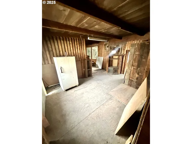 a view of a livingroom with furniture