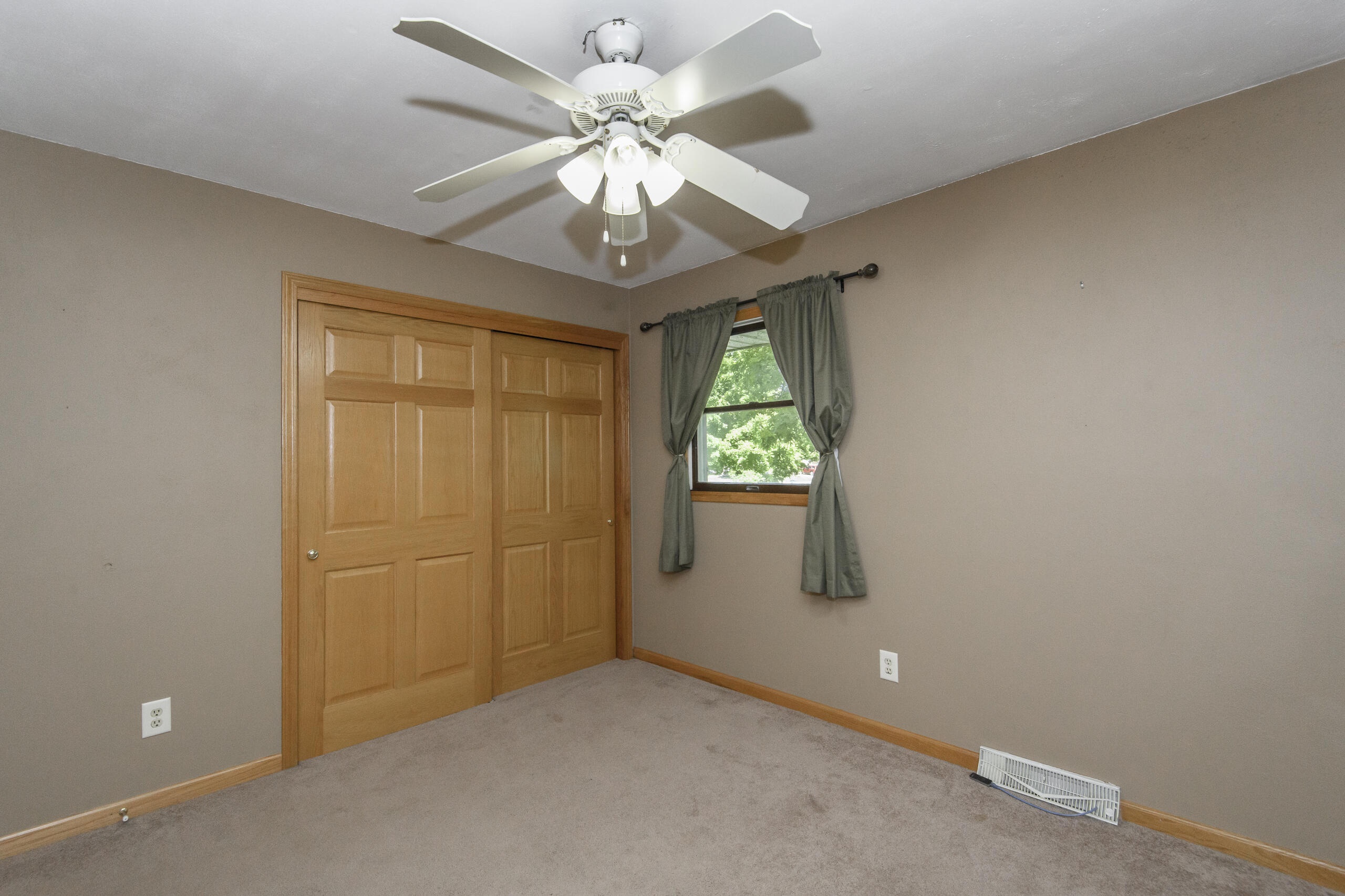 705 Fox Knoll Drive Rochester, WI 53185 - Photo 22 of 52 705 Fox Knoll-31