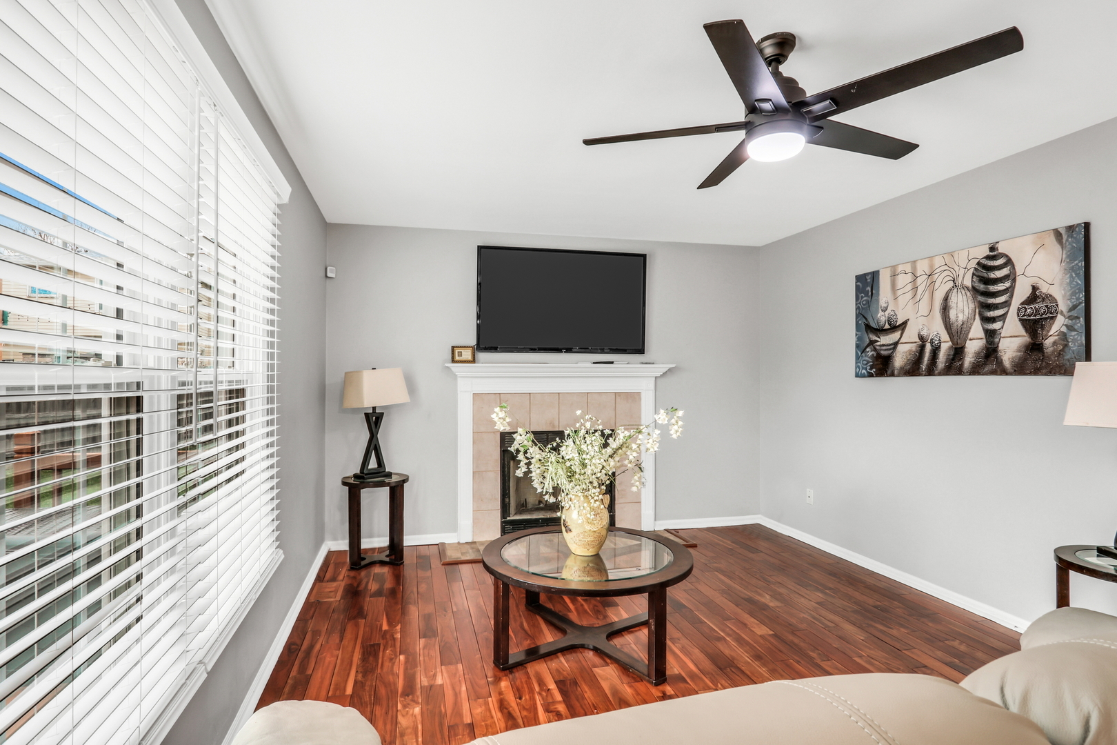 4049 Ridge Road Zion, IL 60099 - Photo 13 of 28 a living room with furniture and a flat screen tv