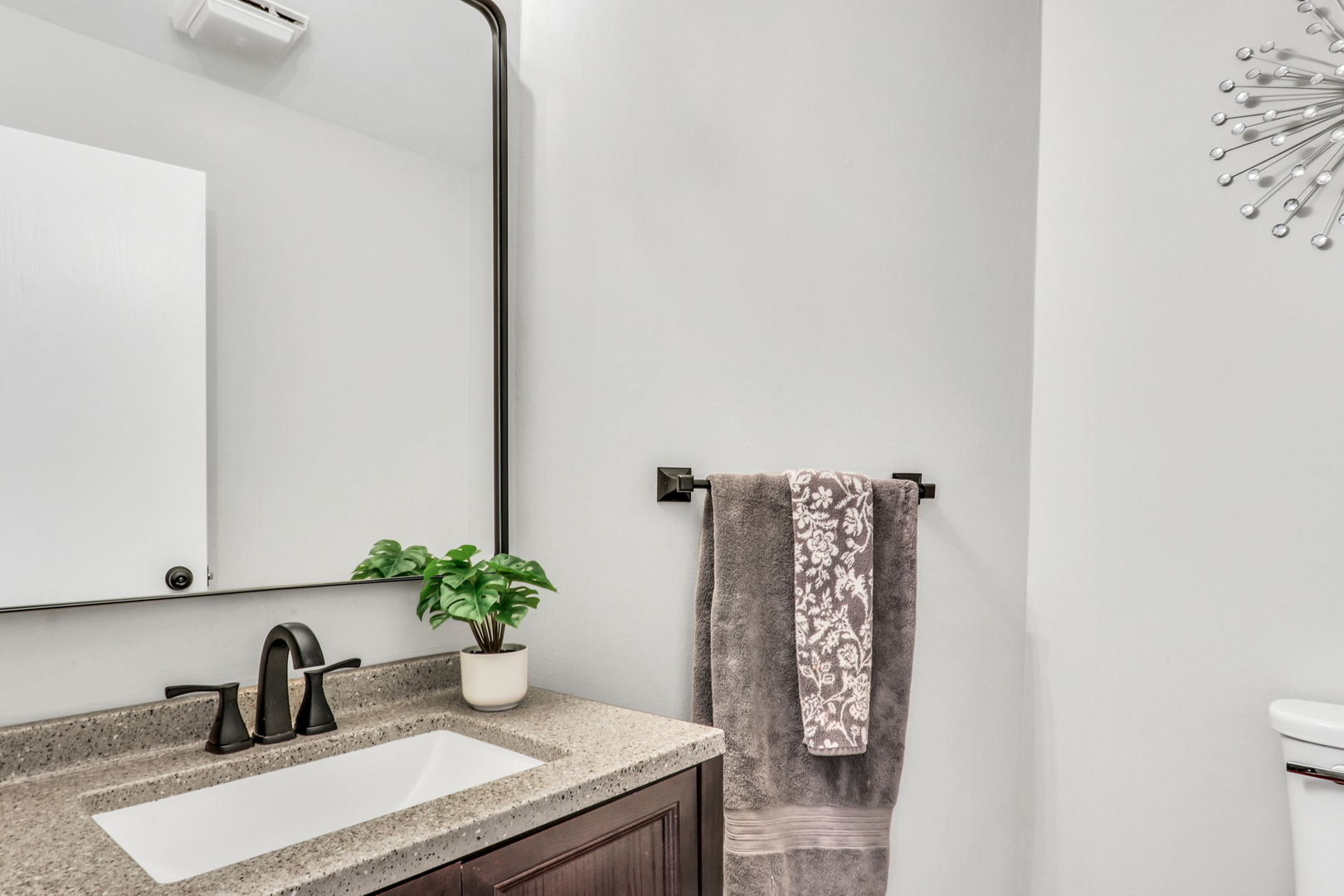 4049 Ridge Road Zion, IL 60099 - Photo 15 of 28 a room with a table and a potted plant