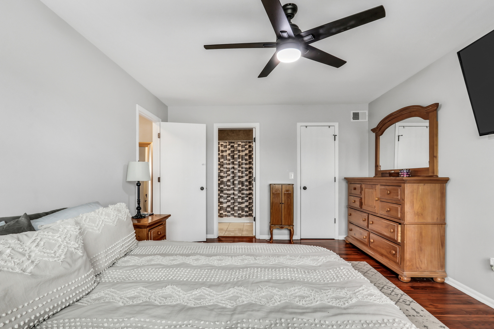 4049 Ridge Road Zion, IL 60099 - Photo 21 of 28 a bedroom with a bed and a dresser