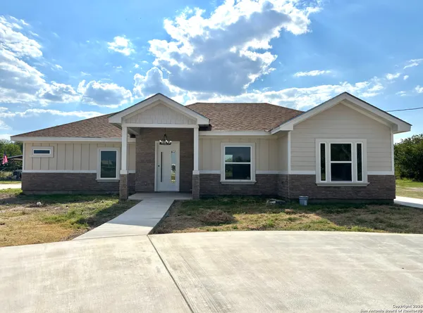 $379,000 | 809 North Camp Street, Uvalde, TX 78801