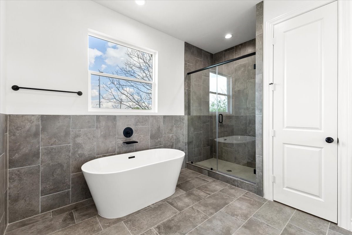 311 Tennessee Street Houston, TX 77029 - Photo 18 of 38 a bathroom with a bathtub and shower