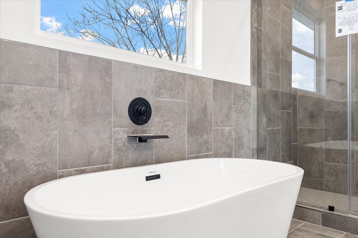 311 Tennessee Street Houston, TX 77029 - Photo 25 of 38 a bathroom with a tub