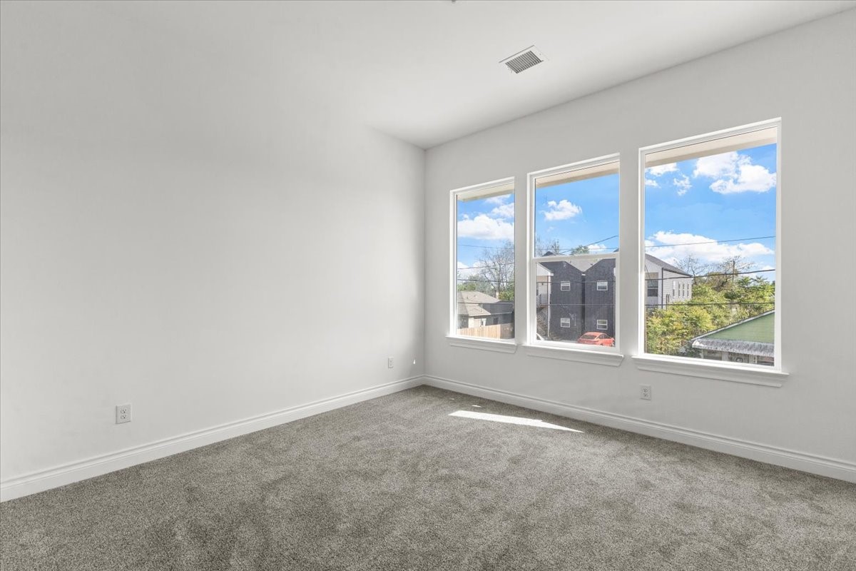 311 Tennessee Street Houston, TX 77029 - Photo 27 of 38 an empty room with windows