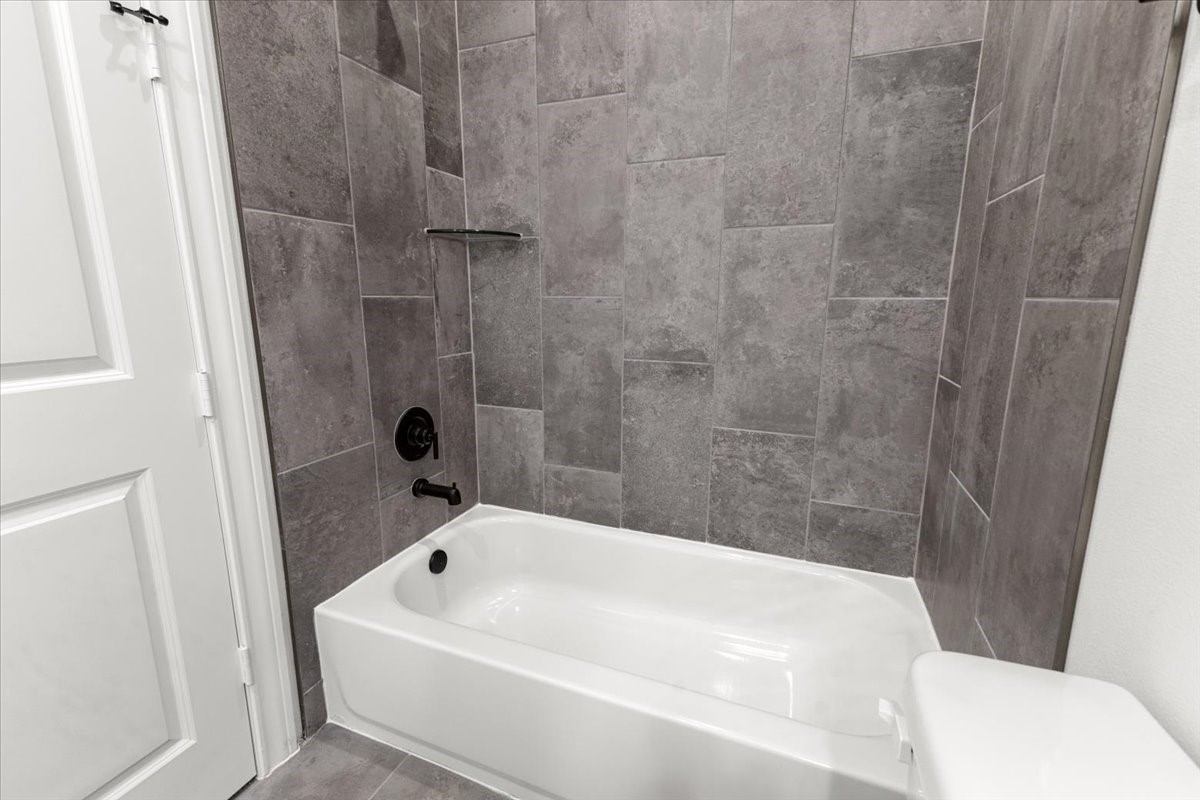 311 Tennessee Street Houston, TX 77029 - Photo 30 of 38 a bathroom with a white bath tub