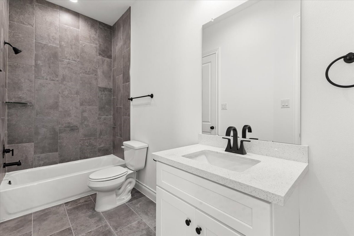 311 Tennessee Street Houston, TX 77029 - Photo 31 of 38 a bathroom with a sink a toilet and a bathtub