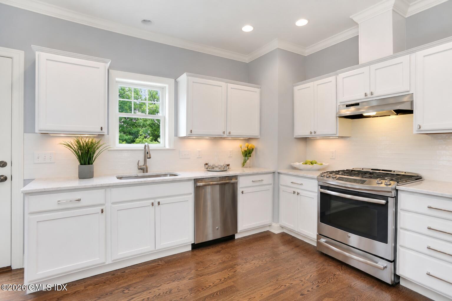 8 View Street, Unit 7 Greenwich, CT 06830 - Photo 7 of 26 View Kitchen - 7 & 9