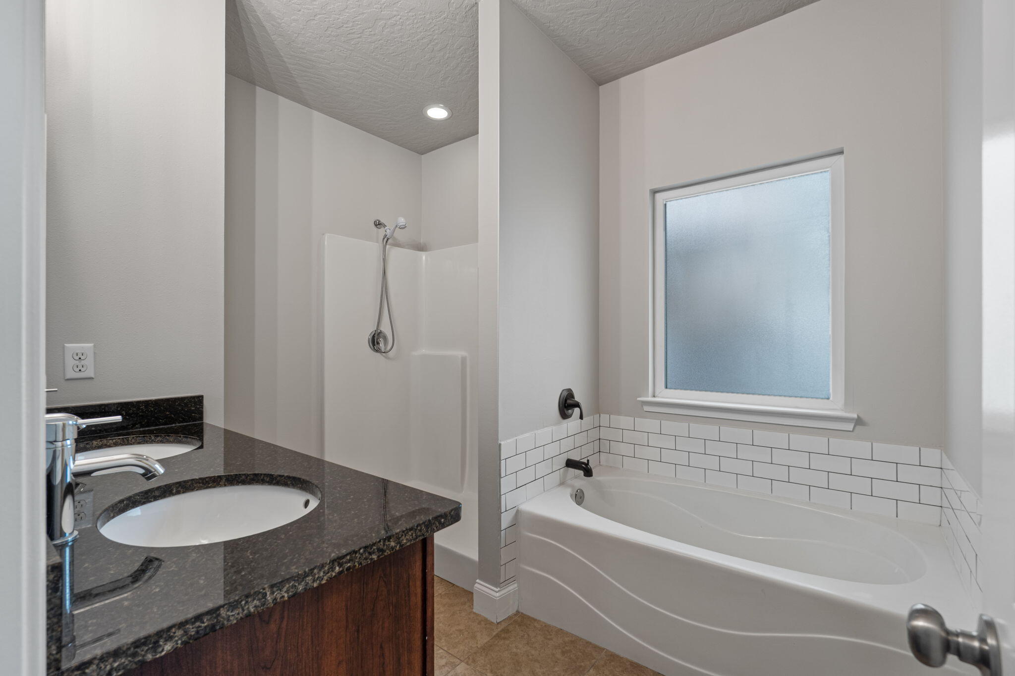 4616 Hermosa Road Crestview, FL 32539 - Photo 28 of 34 Soaking tub/standalone shower