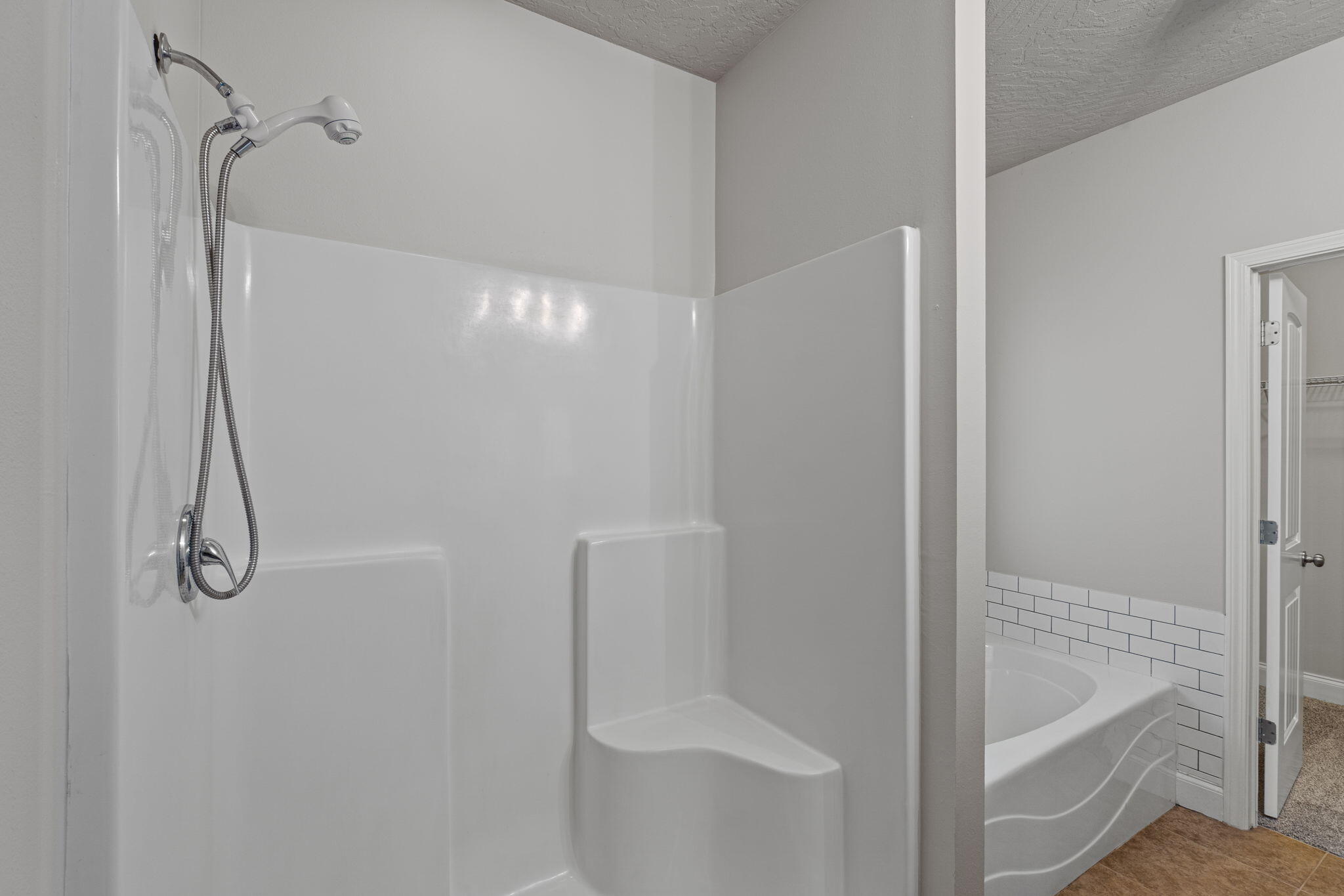 4616 Hermosa Road Crestview, FL 32539 - Photo 29 of 34 Separate shower, soaking tub primary