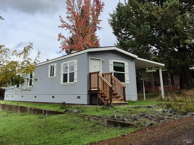 a view of a house with backyard