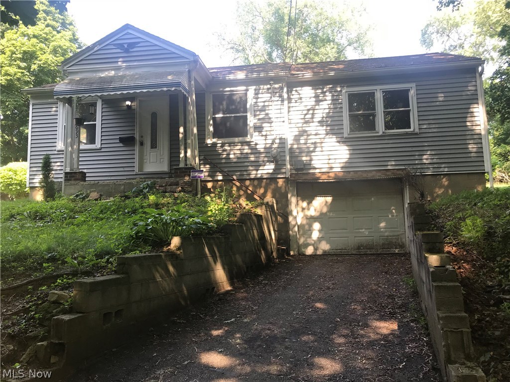 693 Selzer Street Akron, OH 44310 - Photo 1 of 6
