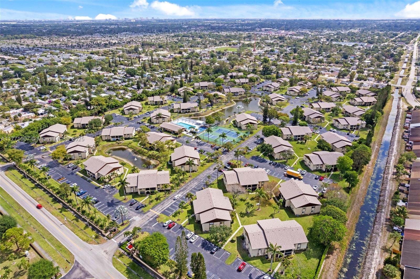 336 Pine Ridge Circle, Unit B1 Greenacres, FL 33463 - Photo 32 of 35