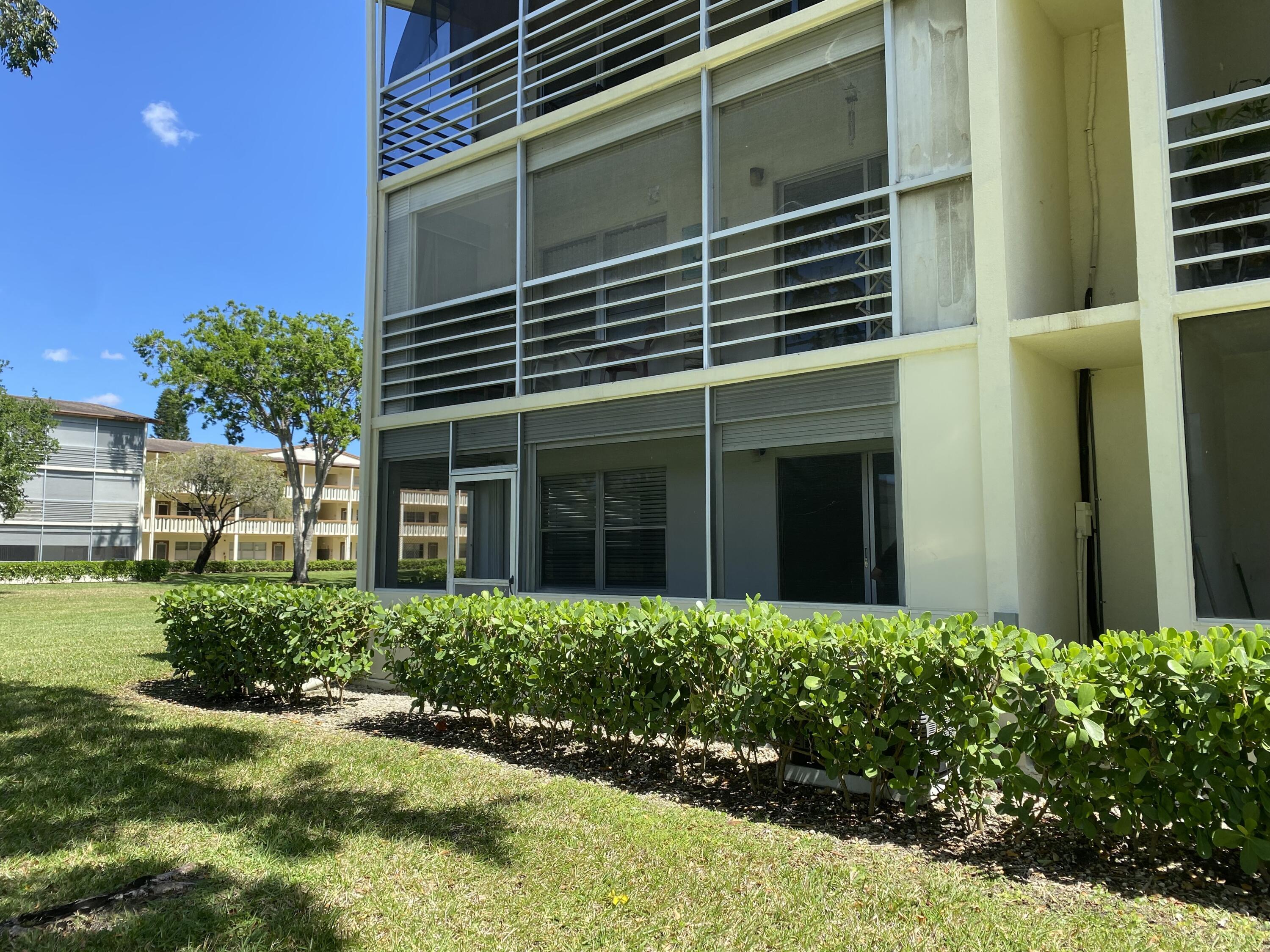 256 Mansfield F, Unit G Boca Raton, FL 33434 - Photo 20 of 40 GREAT PATIO AREA