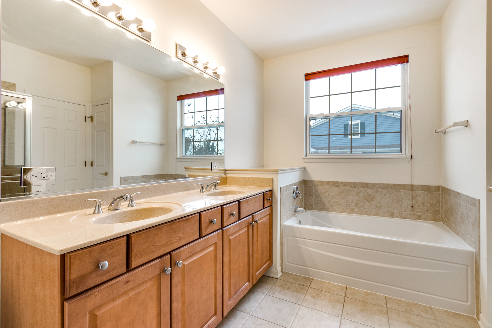 1391 Scarboro Road, Unit 201 Schaumburg, IL 60193 - Photo 11 of 20 a bathroom with a tub sink and mirror