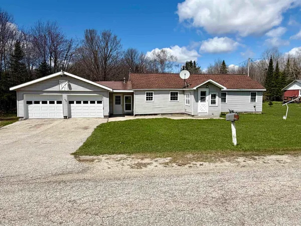$215,000 | 1694 Quarry Road, Gulliver, MI 49840