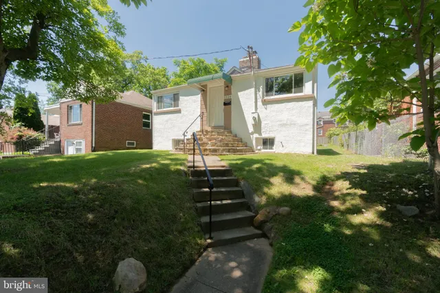 a view of a yard in front of house