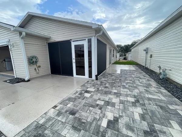 a view of a house with backyard