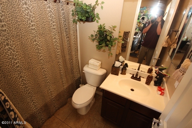 6287 South Rochester Drive Gilbert, AZ 85298 - Photo 21 of 35 Full Bathroom attached to Bedroom3
