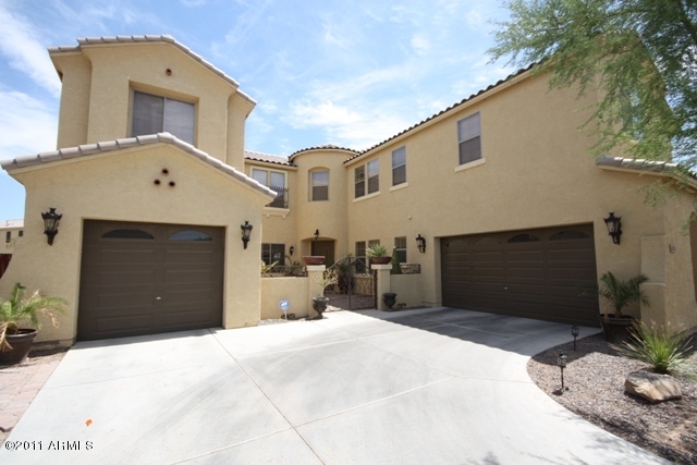 6287 South Rochester Drive Gilbert, AZ 85298 - Photo 3 of 35 Front Elevation & Courtyard