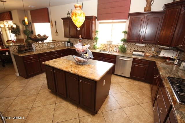 6287 South Rochester Drive Gilbert, AZ 85298 - Photo 10 of 35 Kitchen2