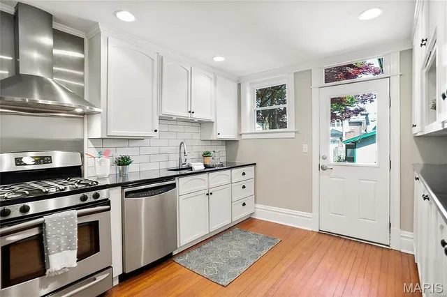 $398,500 | 10 Lawn Place, St. Louis, MO 63110