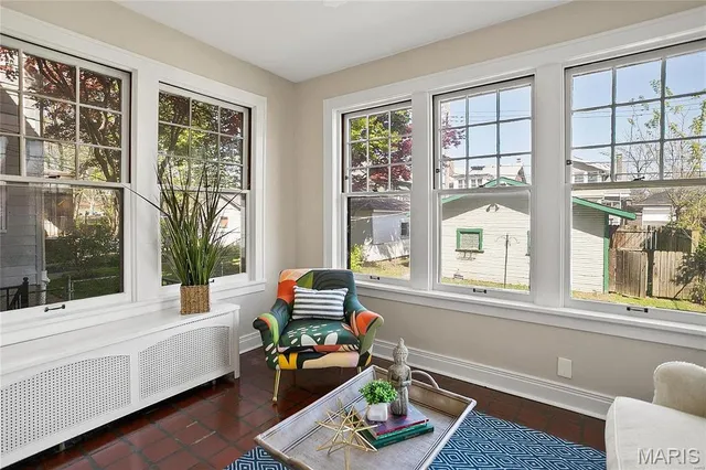 $398,500 | 10 Lawn Place, St. Louis, MO 63110