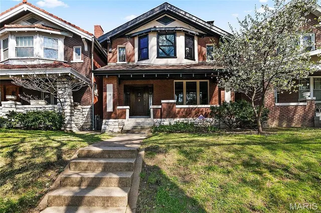 $398,500 | 10 Lawn Place, St. Louis, MO 63110