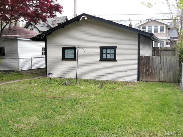 $398,500 | 10 Lawn Place, St. Louis, MO 63110